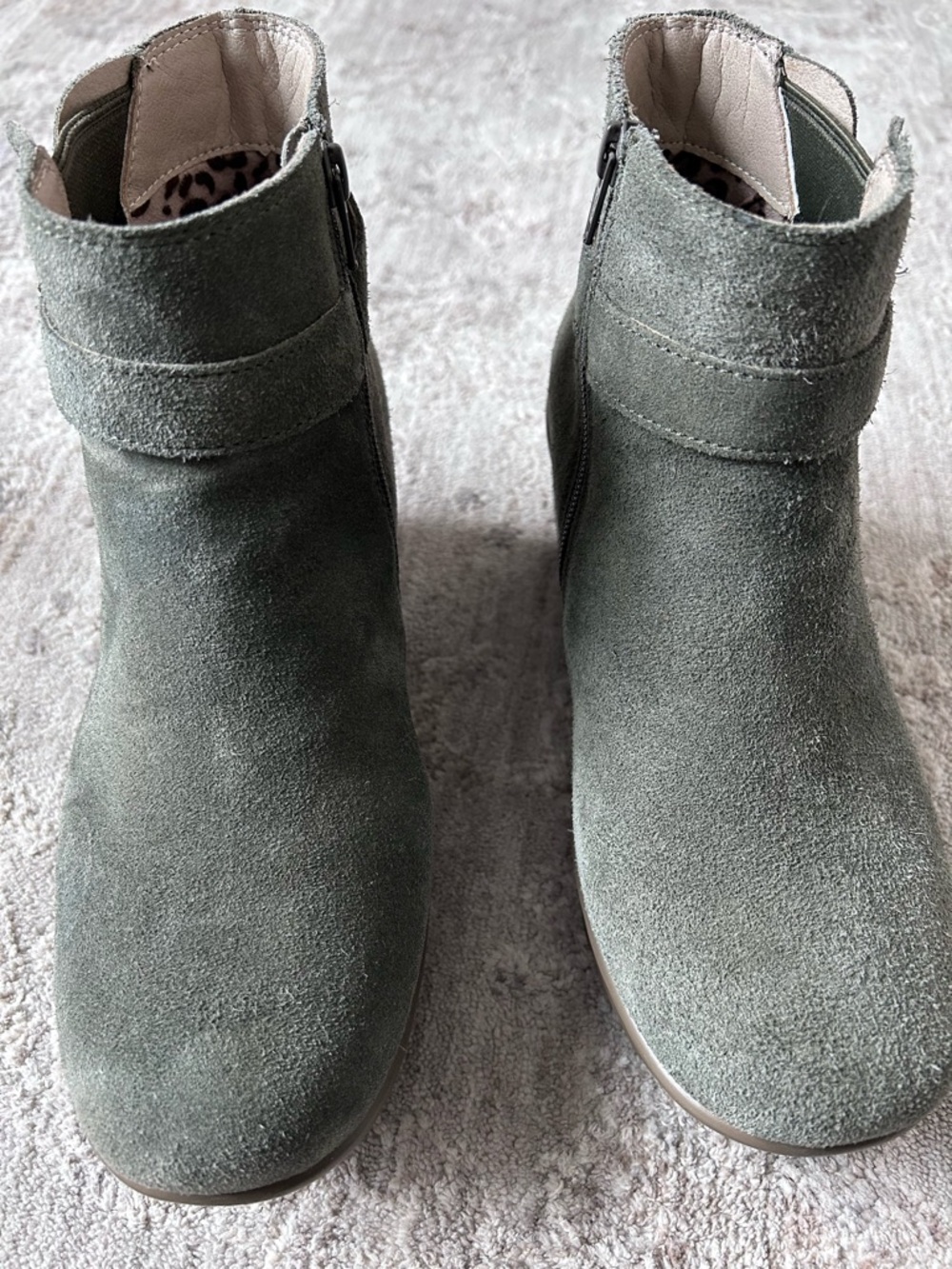 Skechers Boots Women 8.5W Parallel Day Date Wedge Ankle Bootie Olive Suede Chic